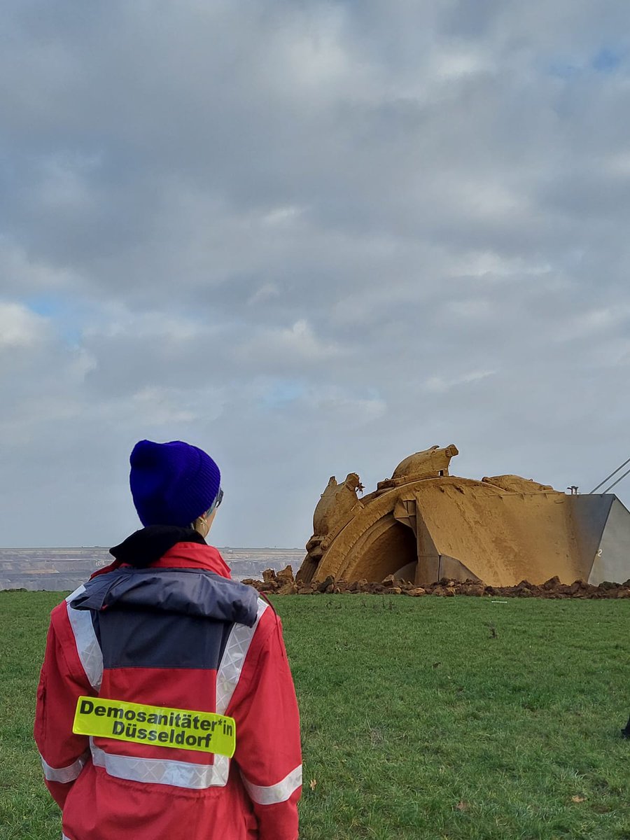 demosanitater's tweet image. 3 Unserer Helfer*innen sind bereits seit vielen Tagen vorort in #Luetzerath  und unterstützen die dortige Sanitäts-Strukturen bei #LuetziBleibt,zum 14.01.2023 werden wir ebenfalls mit weitern helfer*innen Vorort sein.

#Demosanitäter*in #Streetmedic #Riotmedic #Düsseldorf #Retten