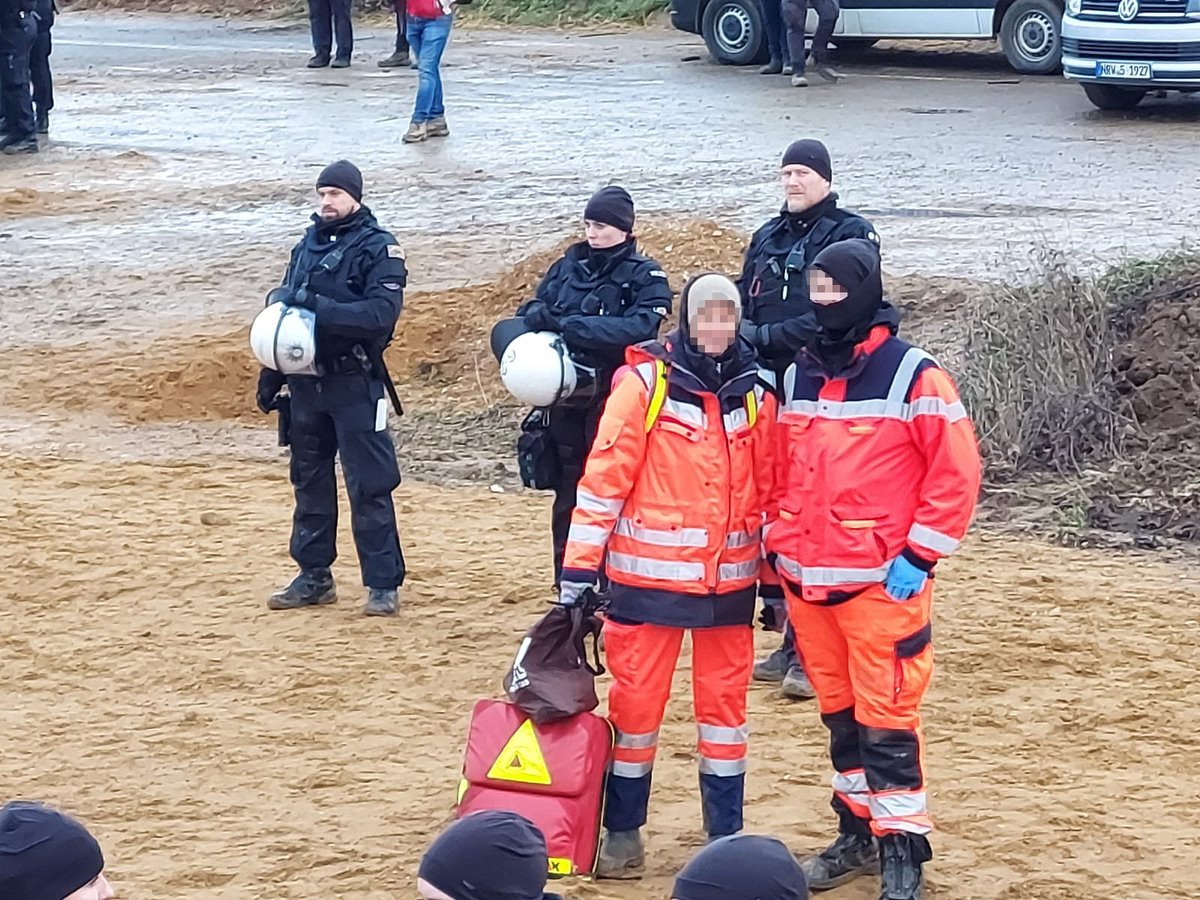demosanitater's tweet image. 3 Unserer Helfer*innen sind bereits seit vielen Tagen vorort in #Luetzerath  und unterstützen die dortige Sanitäts-Strukturen bei #LuetziBleibt,zum 14.01.2023 werden wir ebenfalls mit weitern helfer*innen Vorort sein.

#Demosanitäter*in #Streetmedic #Riotmedic #Düsseldorf #Retten