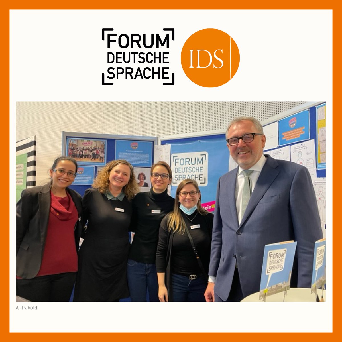 IDS_Mannheim's tweet photo. Wir sind beim #Neujahrsempfang der Stadt #Mannheim. Wir haben uns sehr über den Besuch von OB Dr. Peter Kurz &amp; den regen Andrang an unserem Stand zum #ForumDeutscheSprache &amp; zu unserem #CitizenScience-Projekt "Die #SprachChecker. So sprechen wir in der #Neckarstadt" gefreut. https://t.co/C938tyYktb
