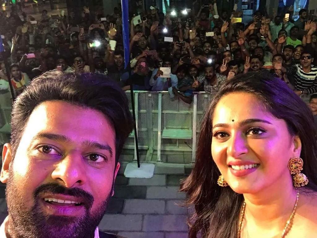 Hot Anushka Shetty Beautiful, Bahubali heroine collections | iiQ8