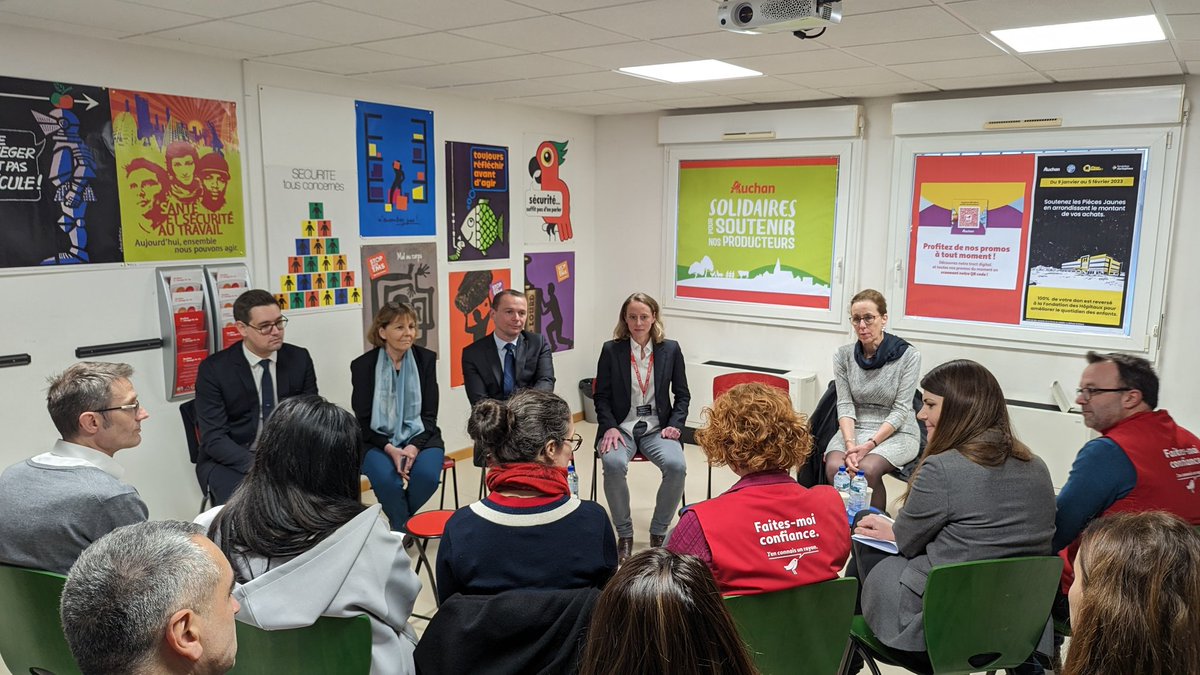 #Santéautravail | A Illkirch-Graffenstaden cet après-midi, Olivier Dussopt <a href="/Travail_Gouv/">Ministère du Travail</a> a rencontré les acteurs de la #santé au #travail dans le Bas-Rhin :
➡️ Présentation des dispositifs de formation mis en place par l'#ACST
➡️ Illustration concrète dans un supermarché Auchan