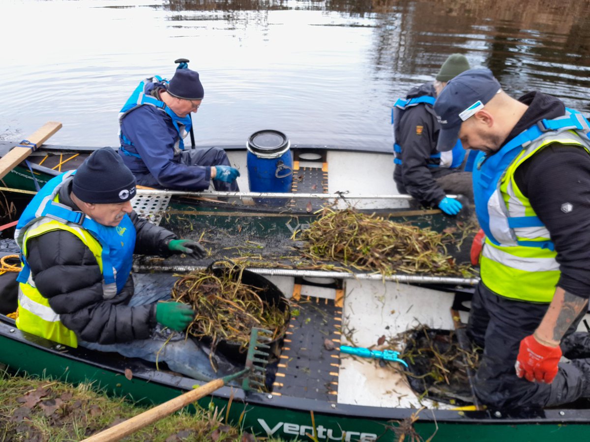 MunroCanal's tweet photo. Happy New Year everyone!

For our first session back, our Chorley Taskforce has been back at Walton Summit Branch continuing the fight against Pennywort and I'm happy to report that it is now completely removed from that Branch!

Well done team! https://t.co/YdY4AfXw3G
