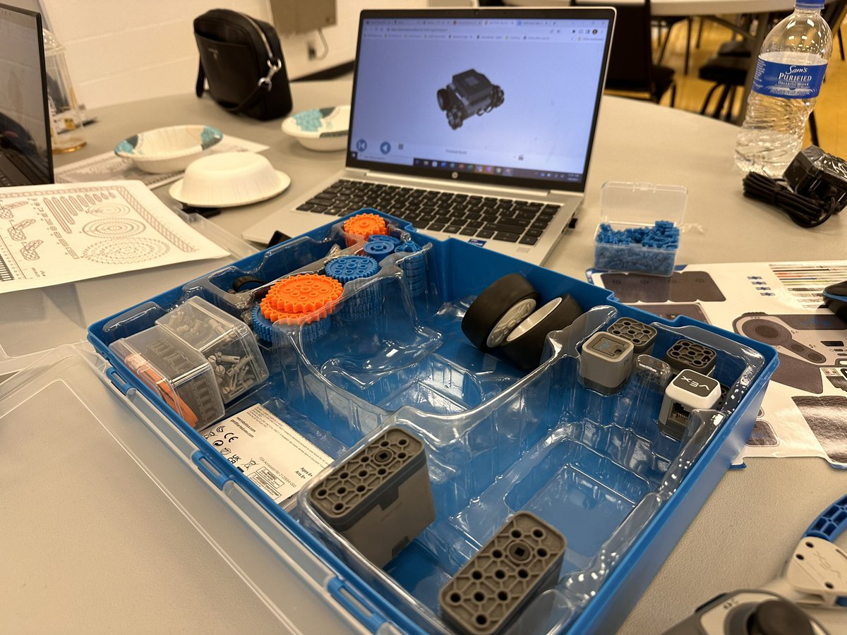 Building and coding robots with the fabulous <a href="/DrLBGreen/">Dr LBGreen</a>! Can’t wait to see our students engaged with Vex Robotics in the classroom.