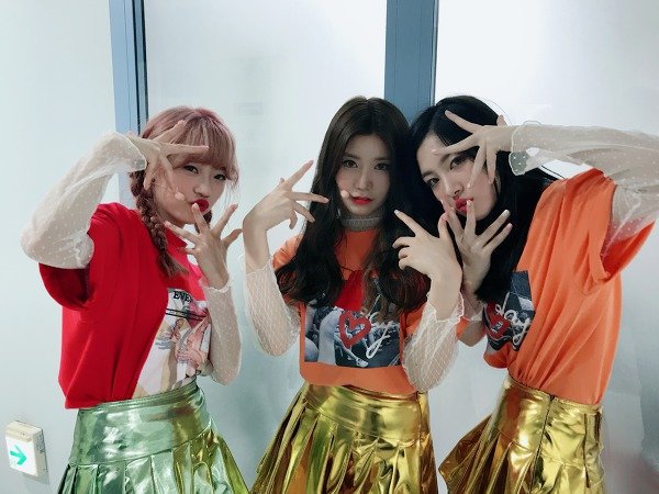 lolerinu's tweet photo. Y'know I was suddenly reminded of the Mangbbongjjak 망뿡짝 trio in Good Day (Mang = Haeun, Bbong = Bomin, Jjak = Jiwon). I can see why they are still close🥺
#goodday #ALDL #redsquare #jeewon #haeun #unia #bomin #yehyeon
CIGNATURE IS COMING
#시그니처 #cignature #MyLittleAurora https://t.co/j1gQOUXlL8