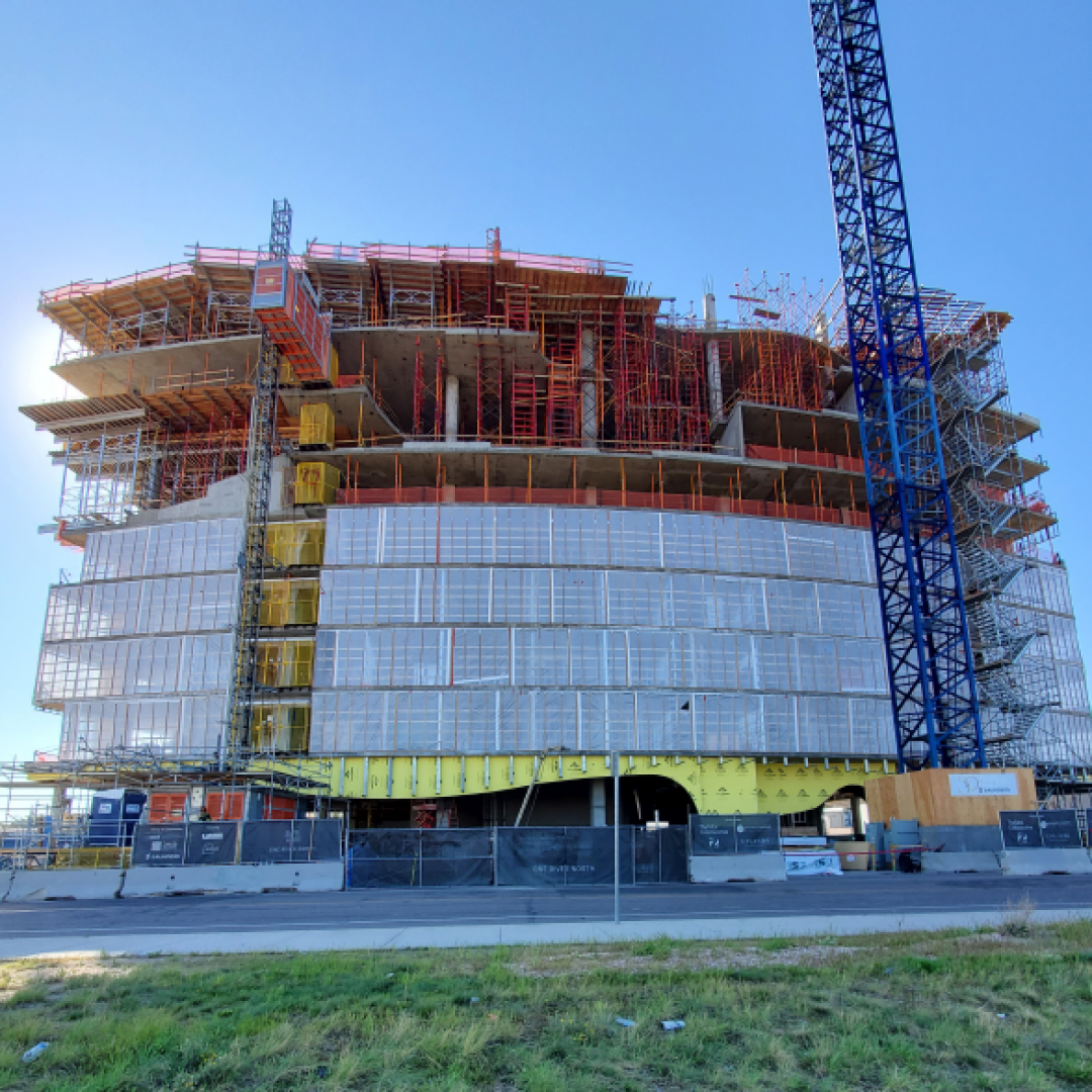 themaxcollab's tweet image. Inspired by Colorado landscapes—at One River North, everything connects to the outdoors. The construction team is progressing on the open-air rift, allowing views of the 4-story walkway &amp;amp; water feature. The team recently celebrated level 16 topping out with the final deck pour.