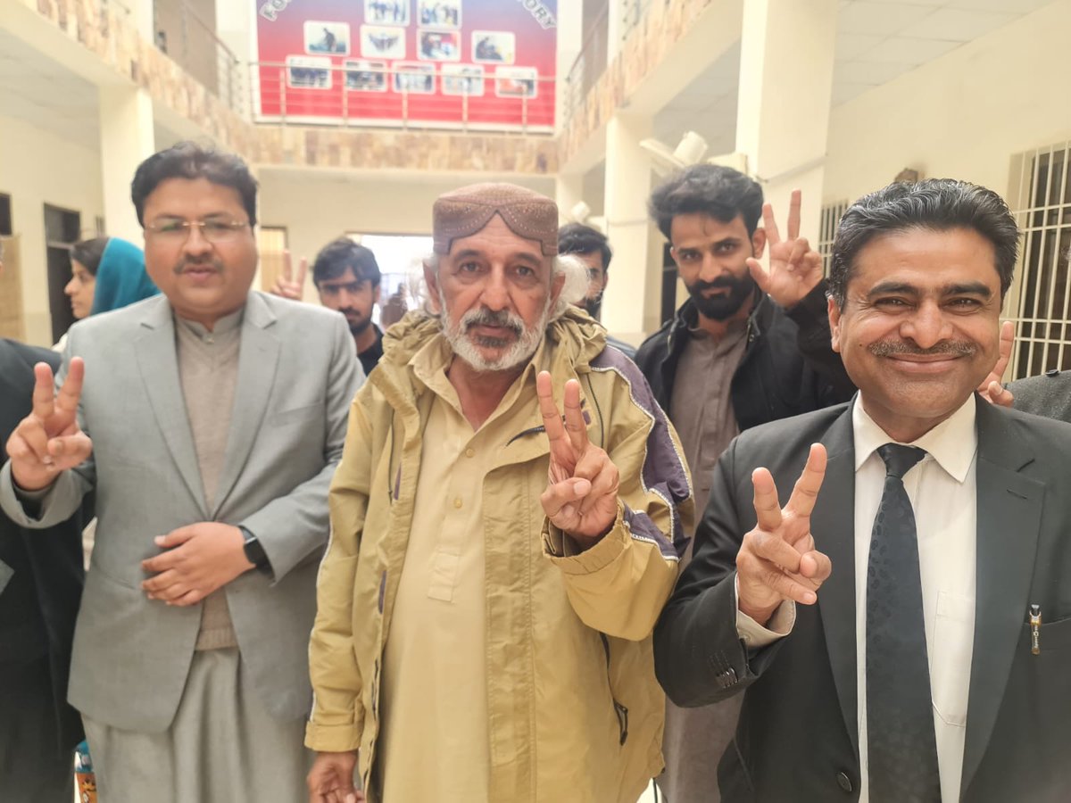 RahibkhanB's tweet photo. گوادر حق دو تحریک کے حسین واڈیلا کے ساتھ کرائم برانچ تھانہ میں https://t.co/4iH3fdmRCP