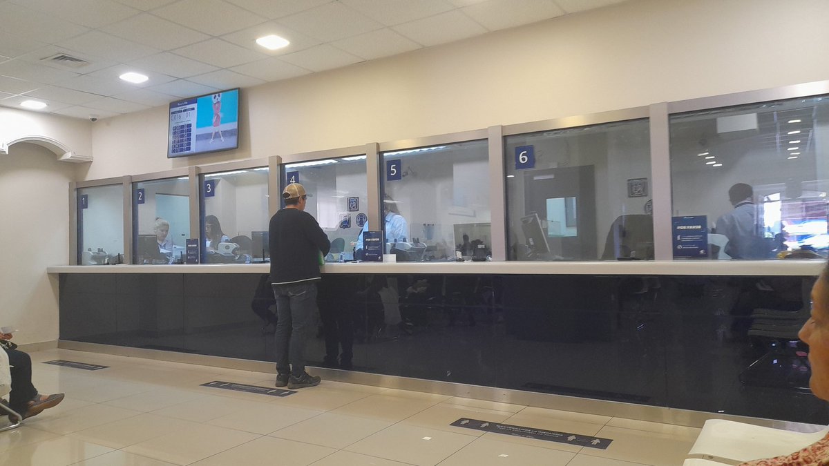 NormaLincourt's tweet photo. @BancoChilecl #LaSerena, una sola caja atendiendo y el resto quien sabe en que? 1 hora esperando que avance 4 números, pésimo!!!! https://t.co/2tPoZeotBE