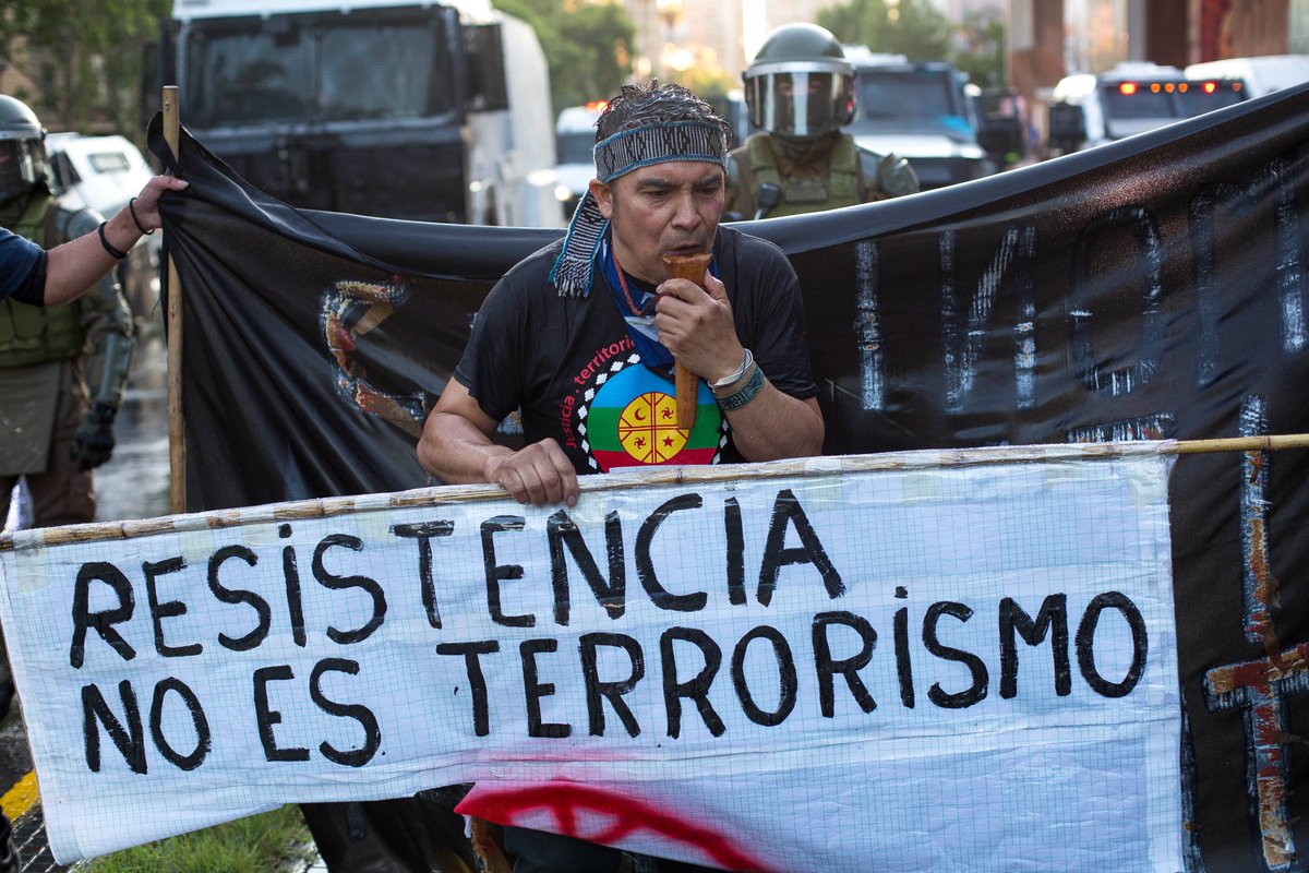 Revista_Grito's tweet photo. ▪️ #Fotoreportaje | A 4 años del asesinato del comunero mapuche Camilo Catrillanca
📸 Fotos: María Jesús Pueller 
🤓 Ver el fotoreportaje: https://t.co/0Yq9u8KveX
🔎 Publicado en edición 16: https://t.co/cPkhN5gsCN
 #Catrillanca #Mapuche #DerechosHumanos #Marcha #PlazaDignidad https://t.co/8uaFRBUzQm