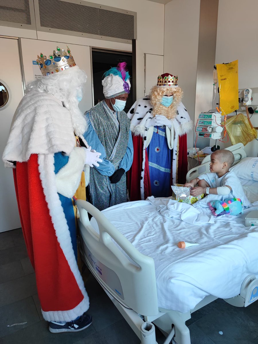 Avui els nostres petits ingressats a la sala d'Hospitalitzacio de Pediatria, La UCIP i Neonatologia han rebut la visita dels Reis Mags💫. Omplint d'il·lusió i màgia un dia tan especial.
#pediatriasantpau #hospitalsantpau #DiaDeReis