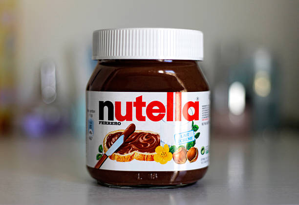 Nutella é um dos doces mais conhecidos do mundo.

O que talvez você não saiba é que ele só existe por causa de um bloqueio de Napoleão e devido à 2ª Guerra Mundial.

Hoje, é o principal produto do Grupo Ferrero, avaliado em US$ 36 bilhões.

Acompanhe esta fascinante história 🧵