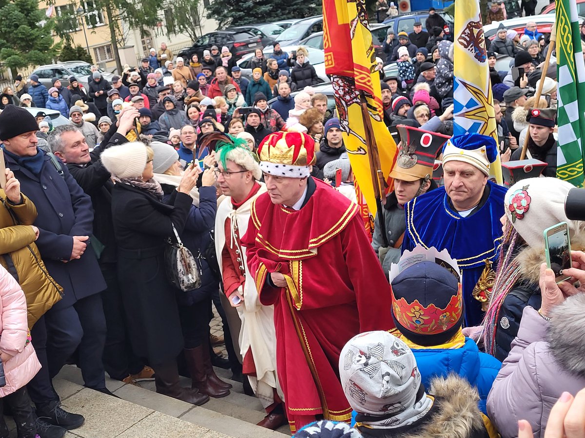 Tłumy kielczan uczestniczyły w #OrszakuTrzechKróli, który przeszedł z Wojewódzkiego Domu Kultury do Bazyliki Katedralnej w Kielcach. Po uroczystej Mszy Świętej rozpoczęło się kolędowanie przy żłóbku na placu świętego Jana Pawła II.
#ŚwiętoObjawieniaPańskiego #ŚwiętoTrzechKróli