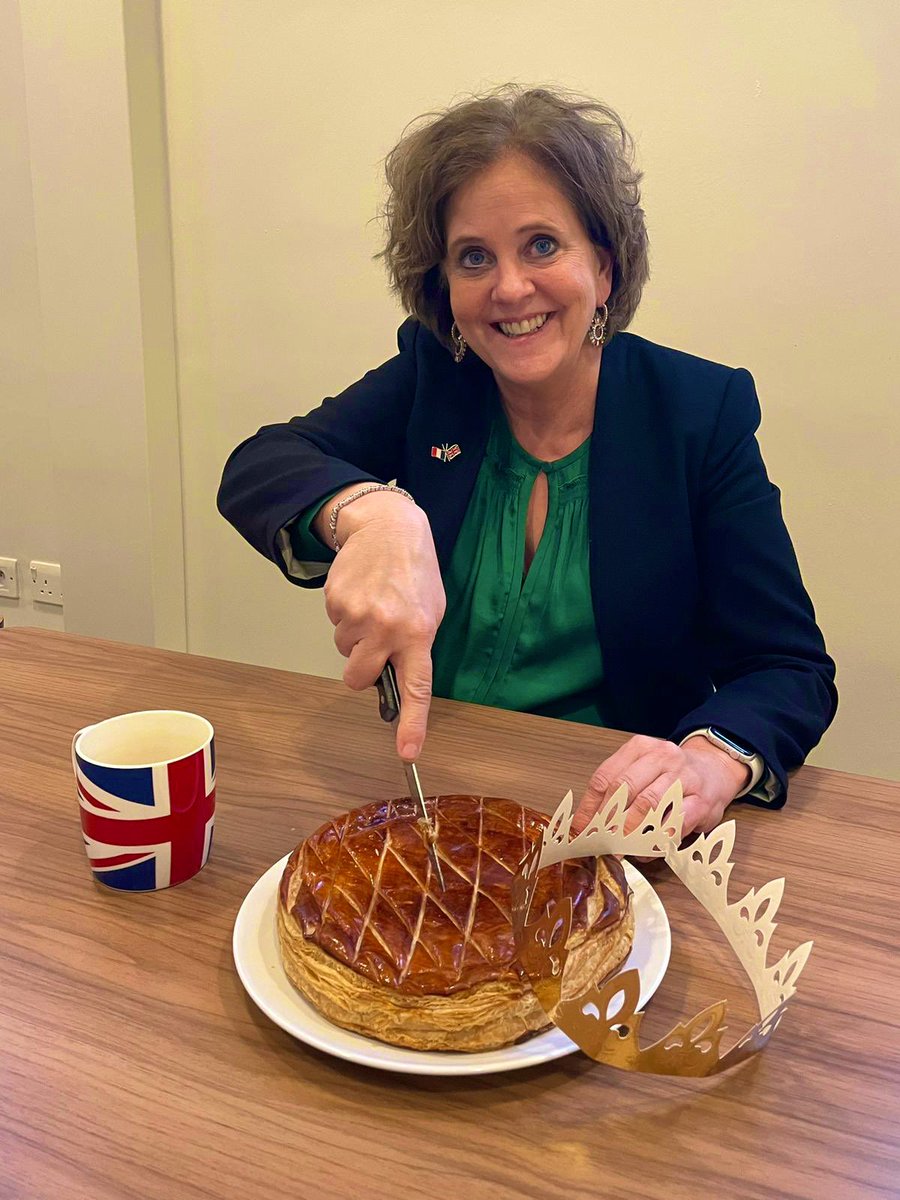 Je souhaite une belle fête de l’Épiphanie à tous ceux qui la célèbre au 🇬🇧 et en 🇫🇷.

Il est temps de profiter d’un bon moment de convivialité en savourant la galette des Rois en famille, entre amis, ou entre collègues.