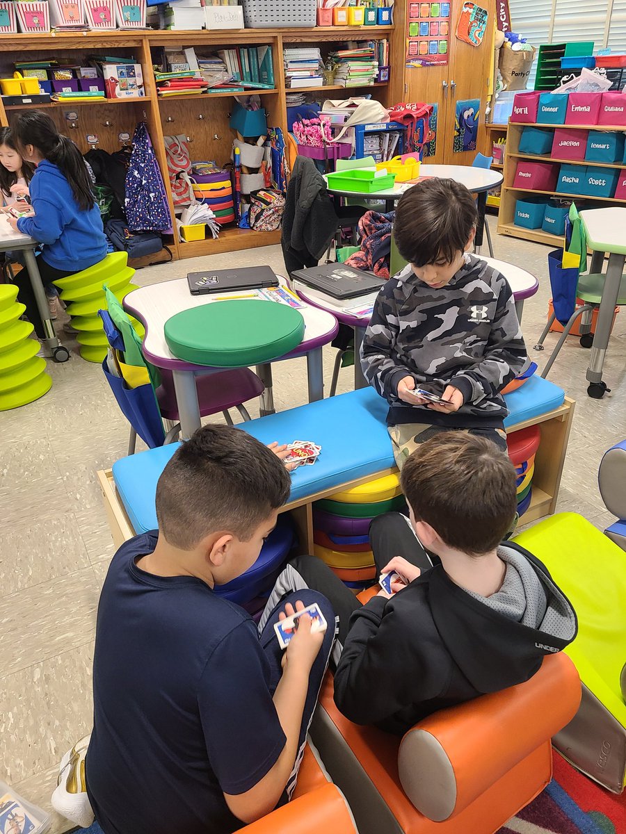 mmhteach's tweet photo. Uno Fun Friday with #class3h!! @JRRS_Jericho #jrrsfamily https://t.co/6mZmDWOXCM