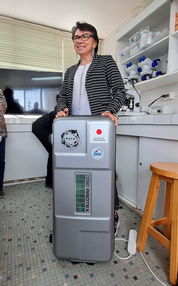 MACH_Noticias's tweet photo. Luego de la actividas, se entregó una maleta a Andrea Rivera, encargada del programa de Prevención de Intoxicaciones por Marea Roja de @ministeriosalud, como parte de la transferencia tecnológica y el inicio de la prueba de este prototipo en el monitoreo de FAN. @ifop_periodista https://t.co/3EtVvPZ5Tb