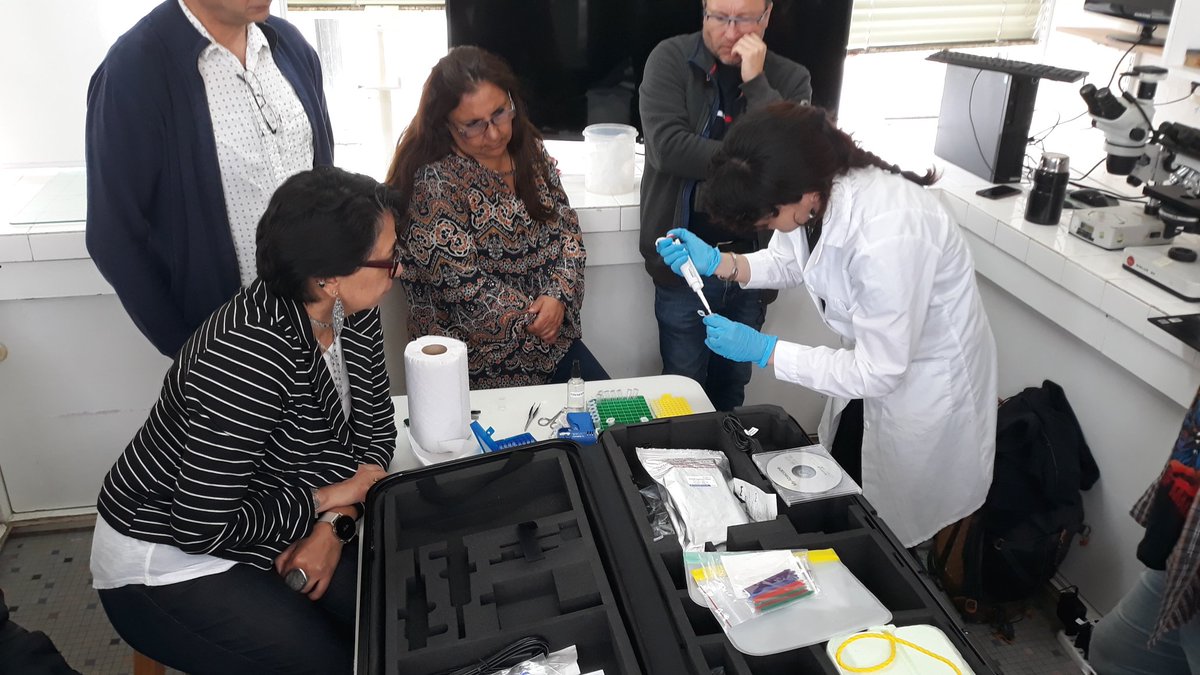MACH_Noticias's tweet photo. Luego de la actividas, se entregó una maleta a Andrea Rivera, encargada del programa de Prevención de Intoxicaciones por Marea Roja de @ministeriosalud, como parte de la transferencia tecnológica y el inicio de la prueba de este prototipo en el monitoreo de FAN. @ifop_periodista https://t.co/3EtVvPZ5Tb