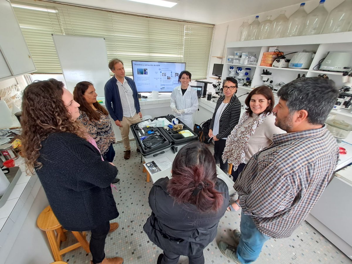 MACH_Noticias's tweet photo. Luego de la actividas, se entregó una maleta a Andrea Rivera, encargada del programa de Prevención de Intoxicaciones por Marea Roja de @ministeriosalud, como parte de la transferencia tecnológica y el inicio de la prueba de este prototipo en el monitoreo de FAN. @ifop_periodista https://t.co/3EtVvPZ5Tb