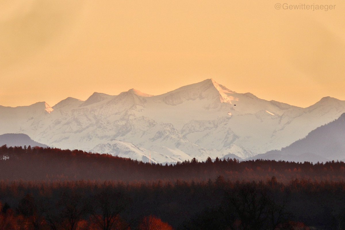 Gewitterjaeger's tweet photo. Strahlend schöner Feiertag in Bayern. 

Mit Morgenrot vor Sonnenaufgang bis zu leuchtenden Alpen am Abend. 

#Berge #Schnee #Oberbayern https://t.co/WCvKwxqoe2
