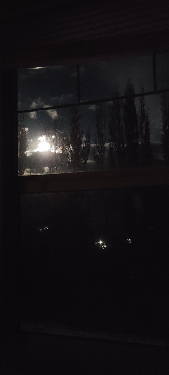 artwitchmagick's tweet photo. Woke up to the full moon shining through my window this morning 
🌕✨️ https://t.co/mv85agMstJ