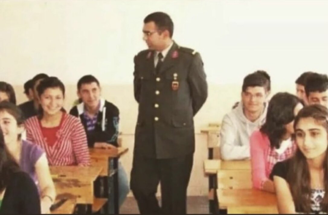 eskizzeplin's tweet photo. Milli güvenlik dersine orta yaşlı albayların girdiği o eski nesilden kimler var görelim parmak kaldırın bakim😌☝️😆 https://t.co/BQl7rhDEes