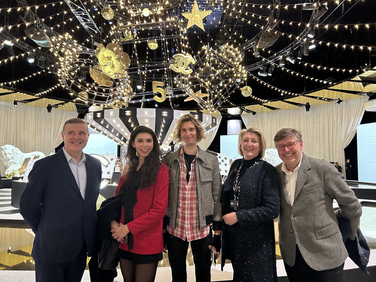 Prof. Frank Bournois (@bournois) on Twitter photo Vrais honneur et bonheur de participer à l'exposition "Le Grand Numéro de @Chanel" avec un accueil exceptionnel par Olivier Nicolay et Stéphanie Lalaude-Révillon, tous deux diplÎmés de <a href="/ESCP_bs/">ESCP Business School</a>.
Avec <a href="/drbenvoyer/">Prof Ben Voyer</a>, je me réjouis de voir reconnues nos compétences dans ce secteur. Vrais honneur et bonheur de participer à l'exposition "Le Grand Numéro de @Chanel" avec un accueil exceptionnel par Olivier Nicolay et Stéphanie Lalaude-Révillon, tous deux diplÎmés de <a href="/ESCP_bs/">ESCP Business School</a>.
Avec <a href="/drbenvoyer/">Prof Ben Voyer</a>, je me réjouis de voir reconnues nos compétences dans ce secteur.