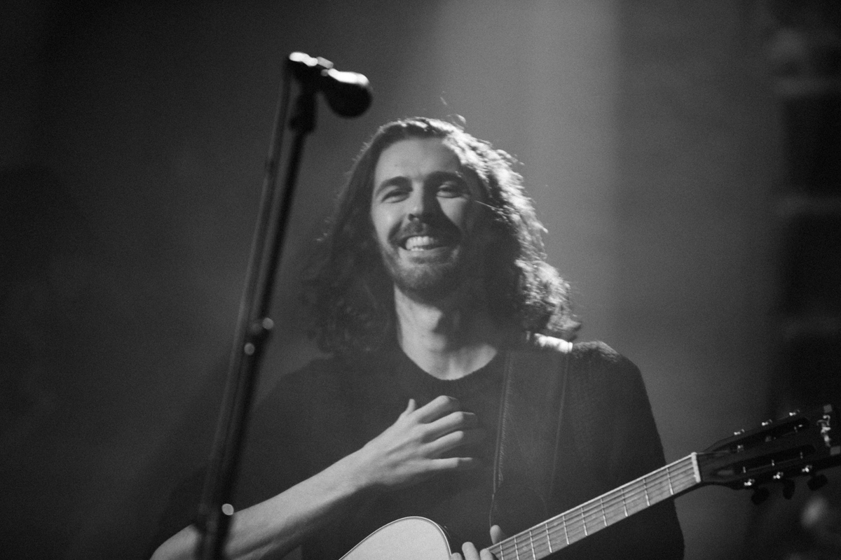 OtherVoicesLive's tweet photo. Some OV gems to enjoy tonight ✨
On @RTE2 at 00.55 catch @Hozier's glorious return to Dingle from #OV19 with stunning sets also from @PillowQueens & @niamhreganmusic!
And you can also see @thisissigrid, @MurderCapital_ & more perform at @homeofguinness rn on the OV YouTube 🤍 https://t.co/l5IF3MFMs5
