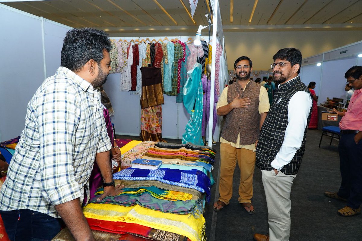acic_kl's tweet photo. DAY-1: "Organic Mahotsav"
-from the baskets of gods Architect's of nature🍉🍊🥦🌶🌽🥭🍗🍖🦑🦐🦞🦀

Day 1 of organic mahotsav witness a huge enthusiastic and involving crowd, a total of 100+ stalls
Lets hold hands in hands to get involved in the purity and organicity of this soil. https://t.co/HKyU4qOZf5