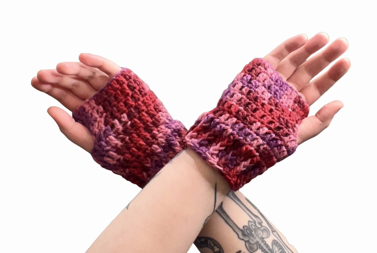 sadspookysillyc's tweet photo. 🌹Valentine’s Fingerless Gloves🌹 https://t.co/7yhvLT5AP6