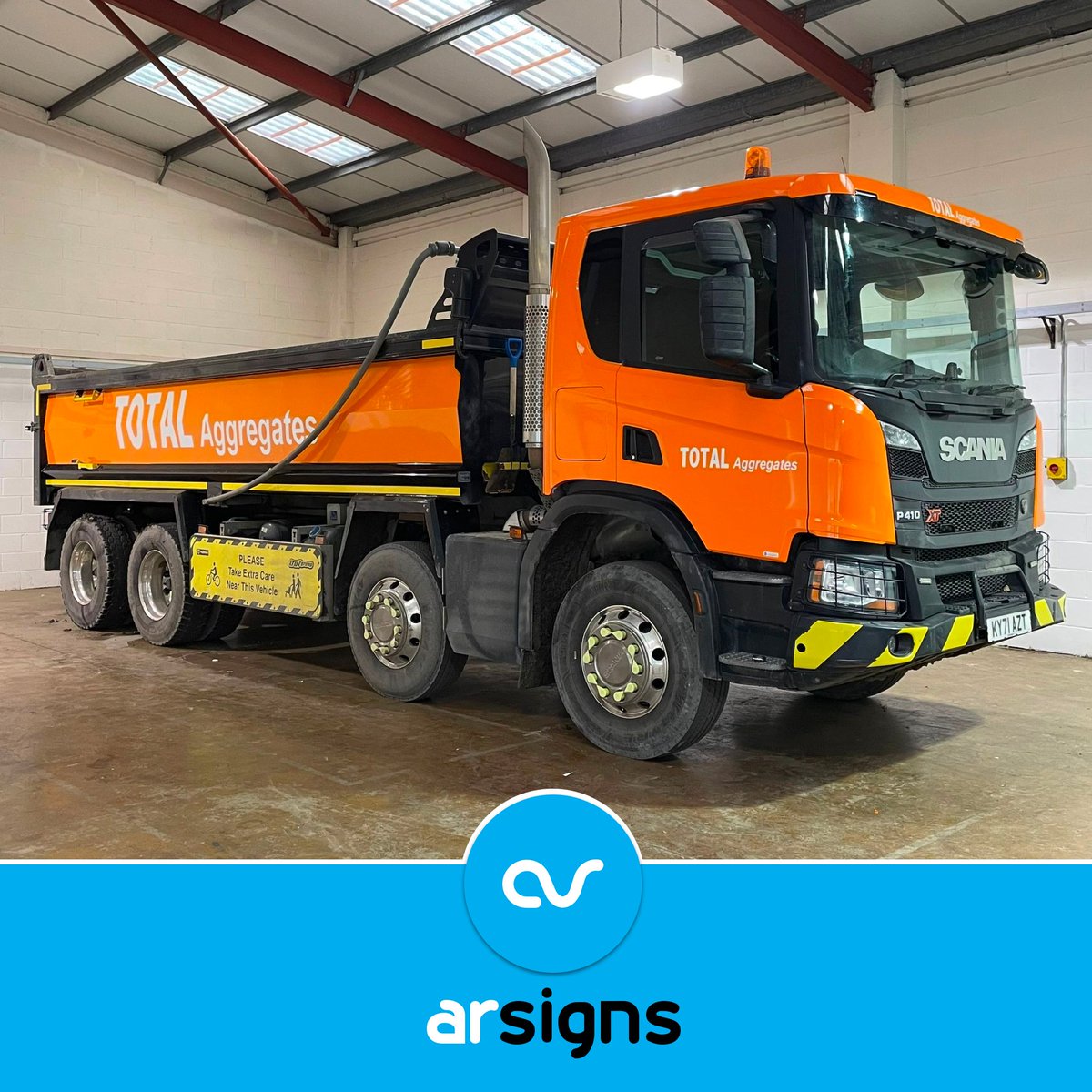 ArSigns's tweet image. It's a good job we didn't pack away the orange vinyl!

Following on from December's @ScaniaUK Group tipper job, we thought we'd brighten this dreary #FineSignFriday with @TotalAggregates latest orange beast, this @DAFTrucksUK  #roadsweeper.