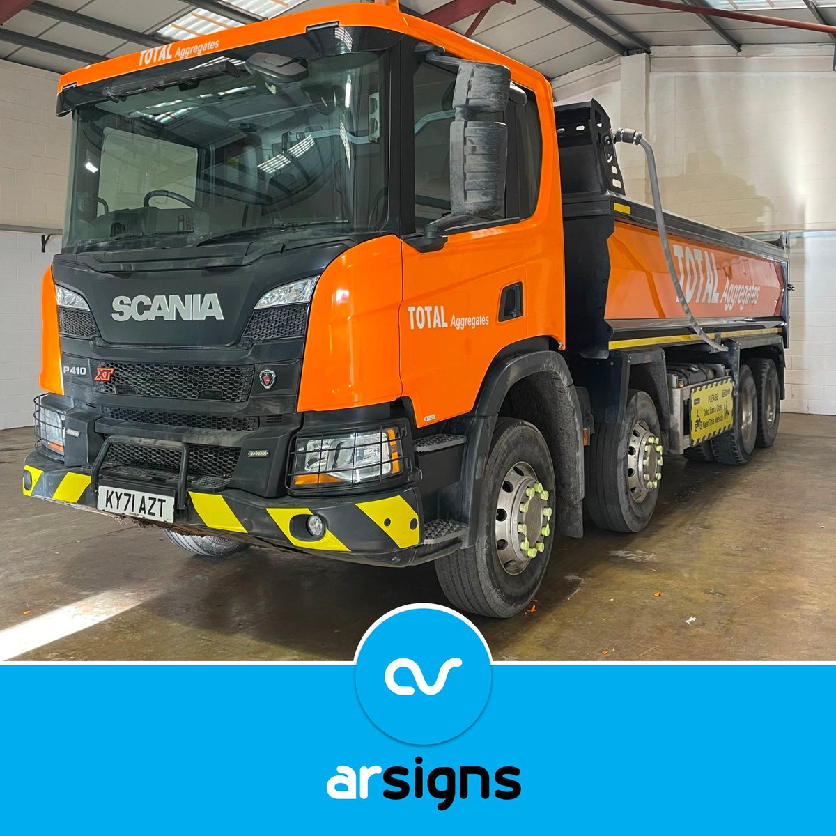 ArSigns's tweet image. It's a good job we didn't pack away the orange vinyl!

Following on from December's @ScaniaUK Group tipper job, we thought we'd brighten this dreary #FineSignFriday with @TotalAggregates latest orange beast, this @DAFTrucksUK  #roadsweeper.