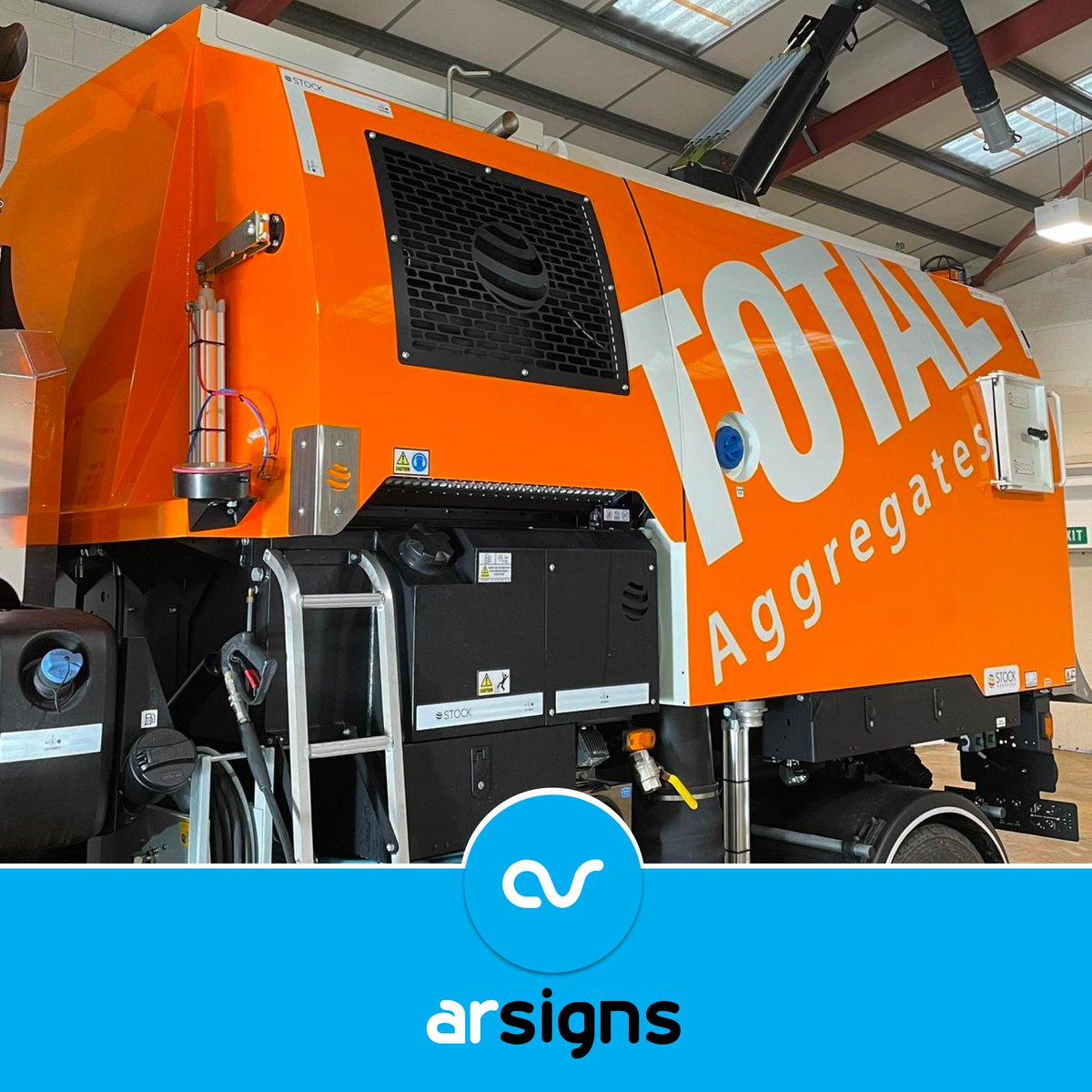 ArSigns's tweet image. It's a good job we didn't pack away the orange vinyl!

Following on from December's @ScaniaUK Group tipper job, we thought we'd brighten this dreary #FineSignFriday with @TotalAggregates latest orange beast, this @DAFTrucksUK  #roadsweeper.