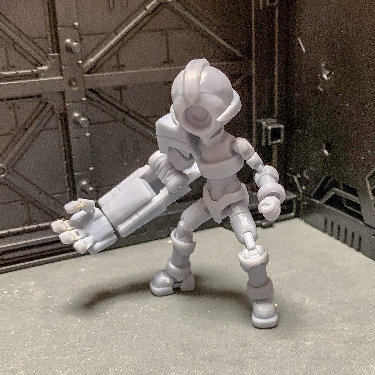 NI_5's tweet photo. 進捗。ウォーリアの可動指が出来た！結局0.5mmの真鍮線で動かす事にしたけど物を持ったり出来るし表情があって良い。5体揃っての撮影はまた後ほど。
#ロックマンゼロ
#3Dプリント https://t.co/wr5x1PgaMJ