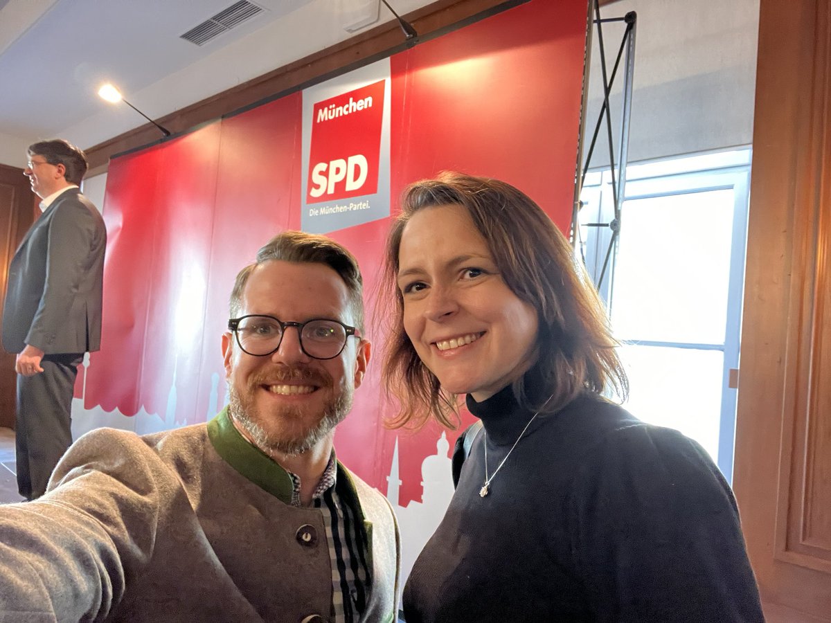 Das obligatorische Selfie 🤳 von <a href="/melstaudinger/">Melanie Staudinger</a> und <a href="/AnnieMuc/">Anne Hübner</a> darf nicht fehlen, auch wenn Anne heute leider nicht Dasein konnte und ich sie vertreten musste 🥸

#Dreikoenigstreffen @spdmuenchen