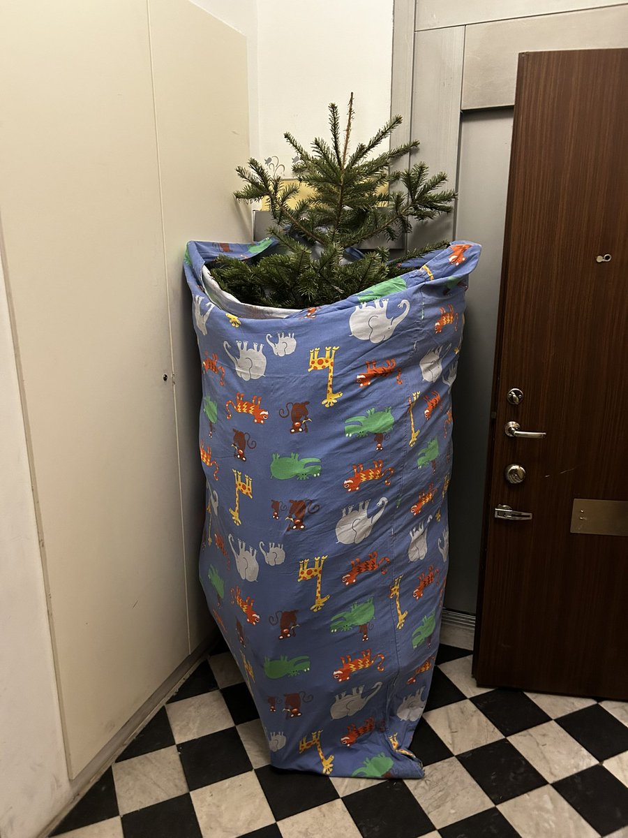 palace's tweet image. 48 år tog det innan man kom på att det här är ett alternativ istället för att städa trappuppgången i en timma efter.