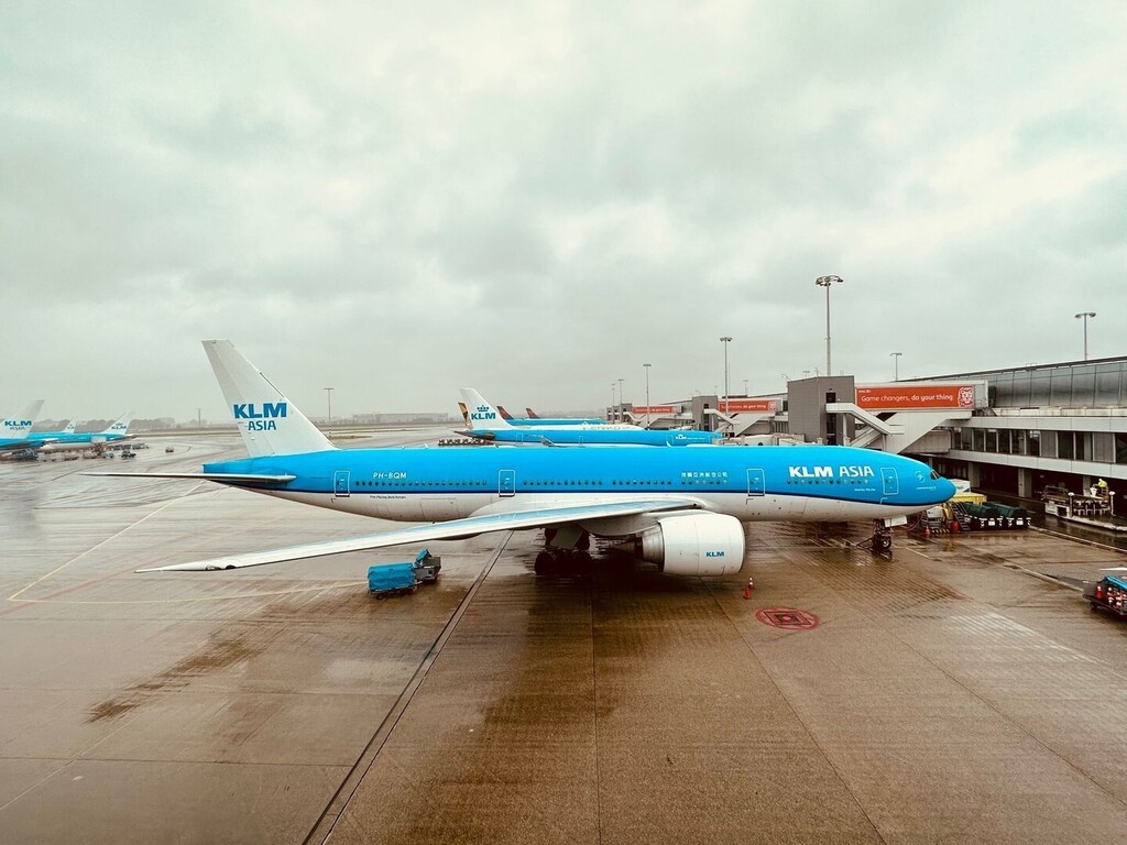 aeroTELEGRAPH's tweet image. The Boeing 777-200 is the base model of the 777 family. The prototype's maiden flight took place on June 12, 1994. The 777-200 ER has a considerably higher range.
——————————⠀
✈️ Boeing 777
🏢 KLM 🇳🇱 
🌏 Amsterdam 🇳🇱
 ——————————⠀
#boeing #777200 #tripleseven #777 @klm #klma…
