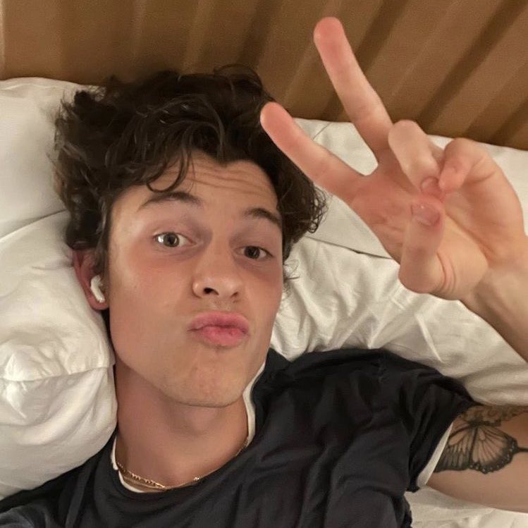 choquei's tweet photo. 🚨FAMOSOS: Shawn Mendes tem shows confirmados no Brasil em 2023. https://t.co/7cC4zKrQAH