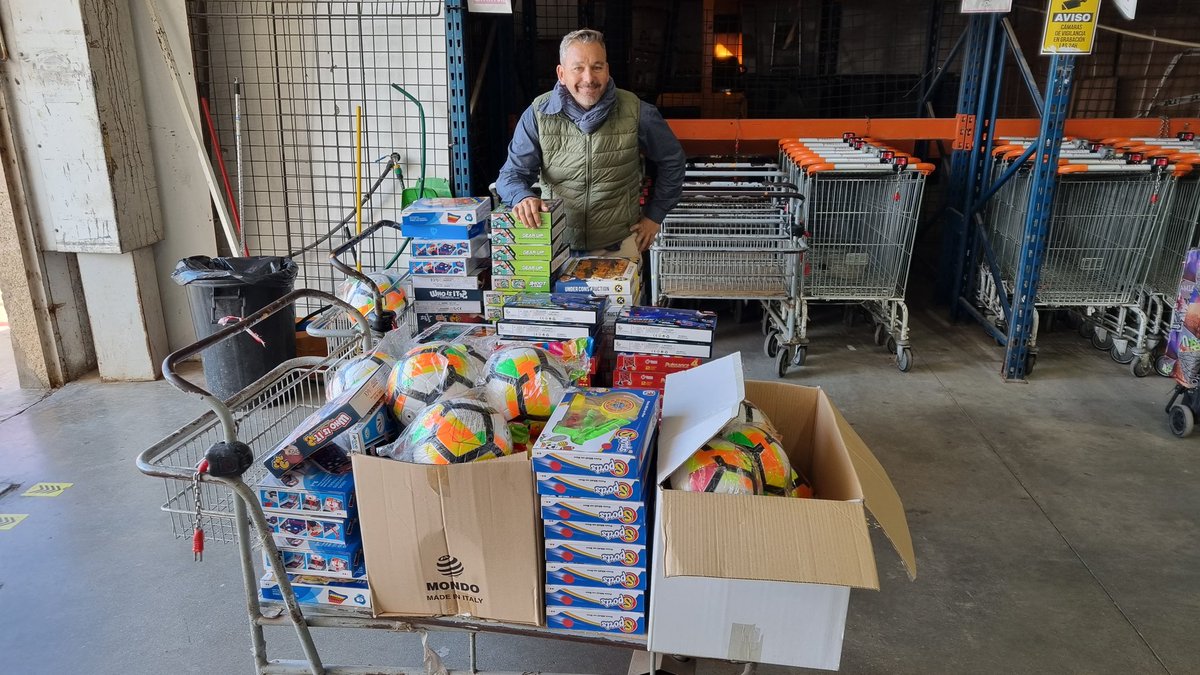 Gracias al Colegio Los Rosales #Churriana por su ayuda otro año más en nuestra recogida de juguetes nuevos !! Gracias gracias y gracias !! #ningunniñ<a href="/sinjuguetes/">Lirt Torres</a>