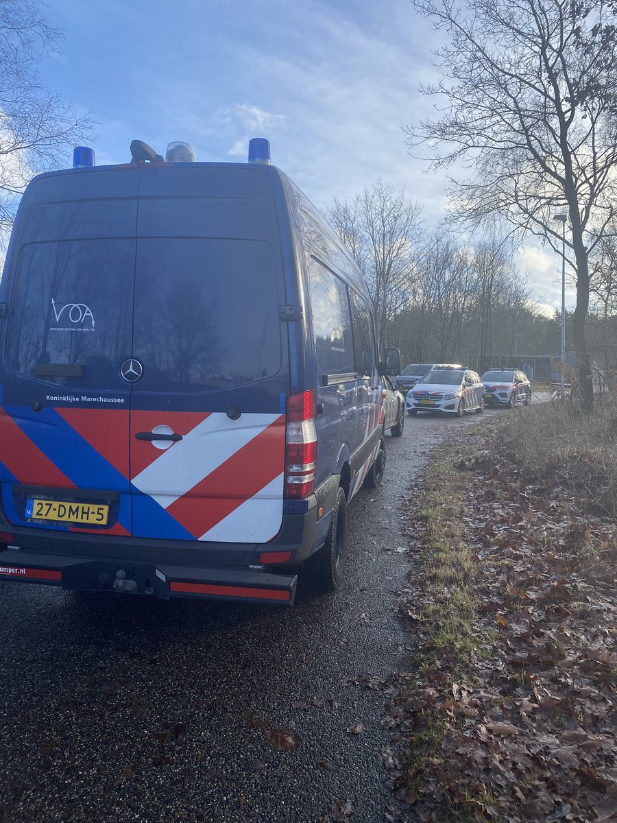 Complimenten aan de defensiemedewerkers die vandaag  adquaat hebben gehandeld bij een ongeval waarbij een collega van hen gewond is geraakt.
Het slachtoffer liep een open botbreuk op en is door de ambulance meegenomen naar het ziekenhuis. #defensie #handelingsdrang #teamwork