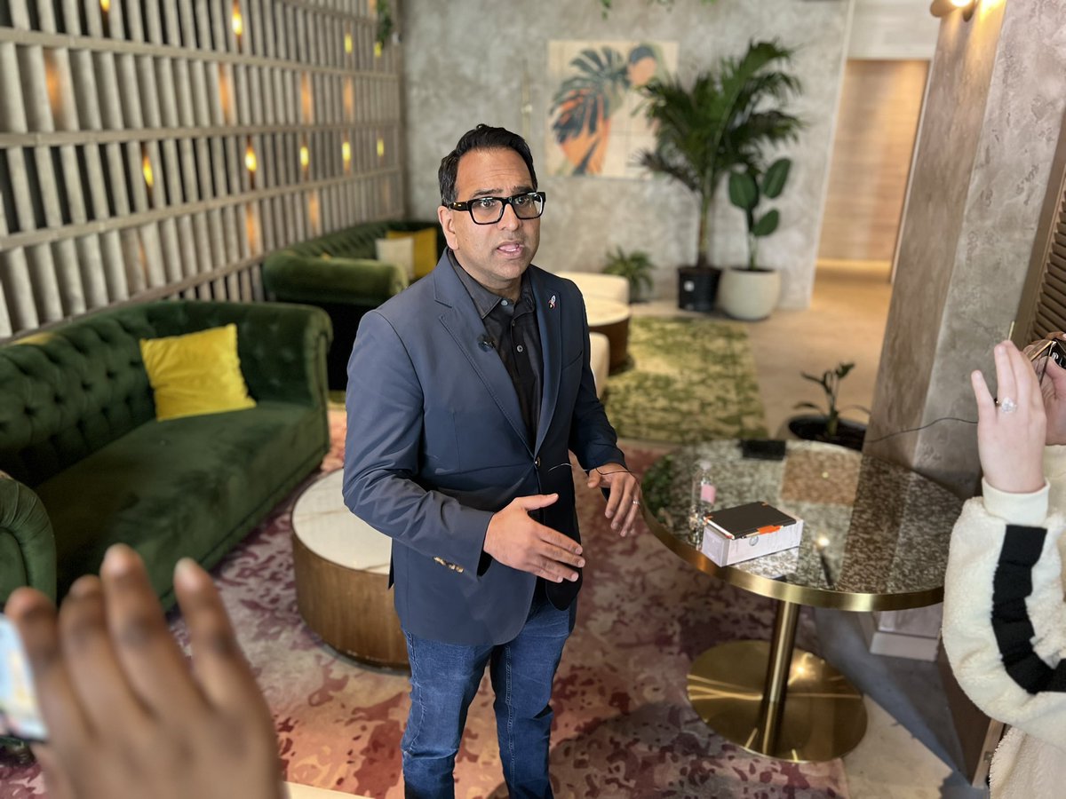 CBoomerVazquez's tweet photo. “‘We are always becoming. It never stops.’” Our #KeynoteSpeaker opening a dialogue on the evolution of #MiamiTech with a quote from Miami poet Richard Blanco. Thank you for @saif305 for the depth of your insights shared with our @newhousemasters #GraduateStudents. #CommsImmersion https://t.co/BvaNWTrIi2