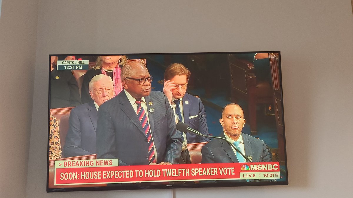 escargotpro_'s tweet image. It's cool the Dems are using this big TV moment to help an up and coming star like Jim Clyburn