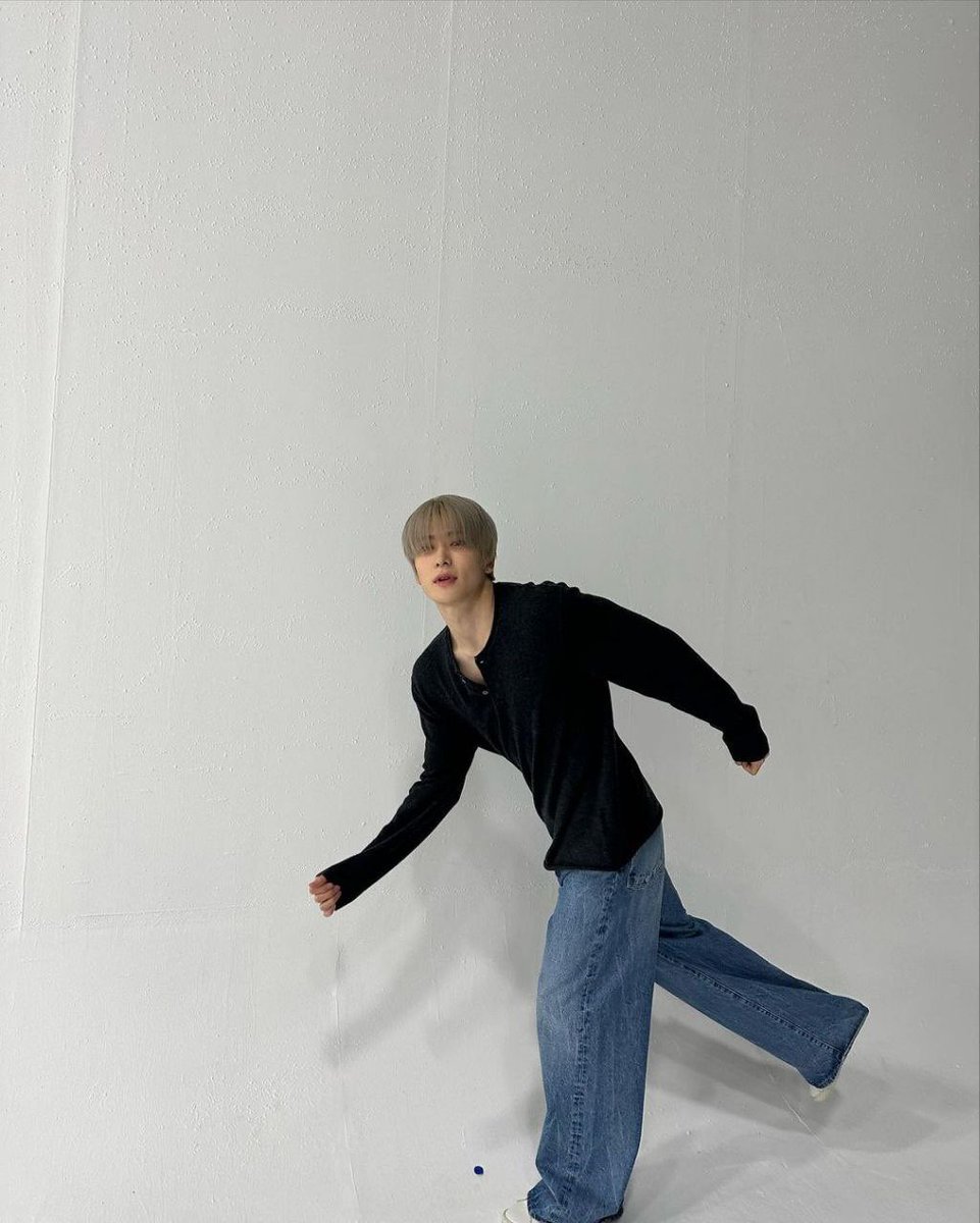 I have no idea what should I do for my first post of the new year. I’ve tried my best poses, so which one do you like the most?