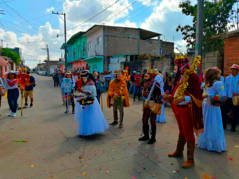 ¿Sabías que en el municipio de #Ocozocoautla de Espinosa, existe una danza de los Reyes Magos?👑
Se trata de la danza de la cultura zoque, en donde bajo el ritmo del tambor y el carrizo, los danzantes acuden ante cada santo como una especie de alabanza, vestidos de los reyes.