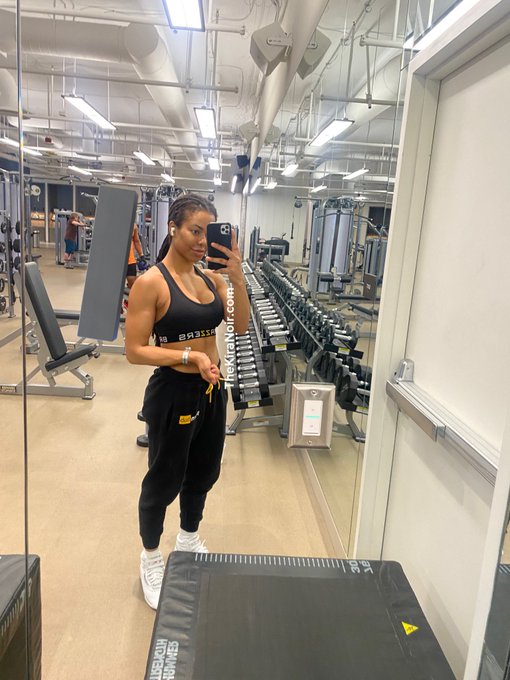 2 pic. I wanted to work out but I only have work clothes 😂 @Brazzers @Pornhub https://t.co/JdfRtq4LC