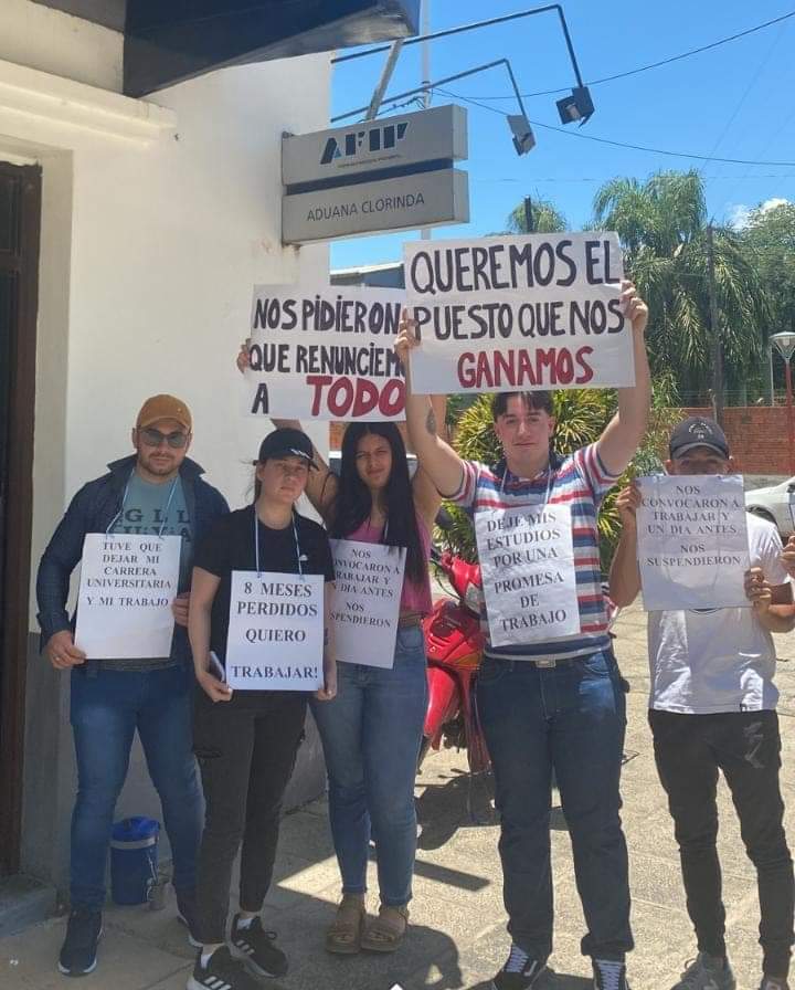 JuanyGdC_21's tweet image. ❗RINDIERON Y CONCURSARON PERO ACOMODARON A FAMILIARES DE MAYANS

16 jóvenes que rindieron y concursaron para ingresar a trabajar en la Aduana, fueron excluidos para acomodar a familiares y punteros del senador del PJ, Mayans.