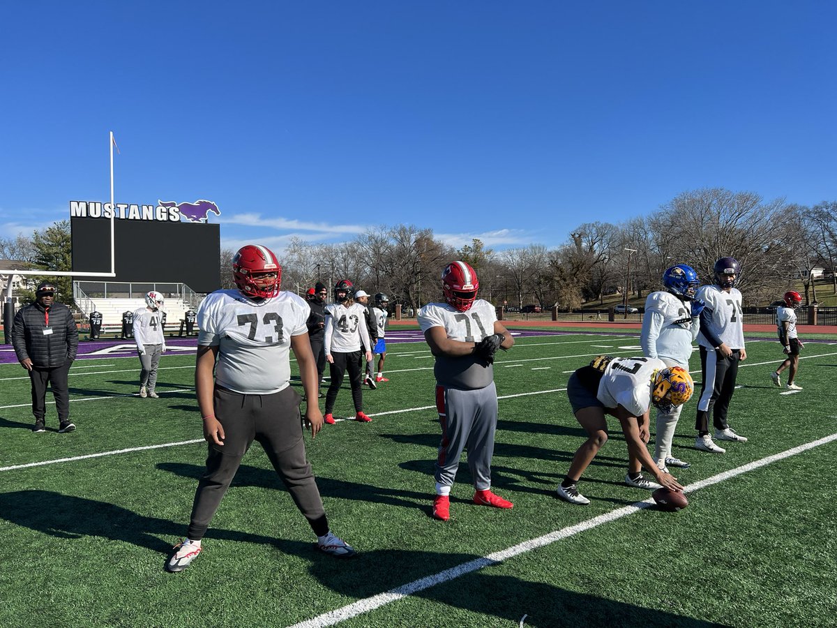 Elite3Recruits's tweet photo. All roads lead to NASHVILLE! 
 
Nashville All American Bowl 
Team Ice 🧊 Practice #2 

Game: Saturday January 7th 2pm 

#NashvilleAABowl #AllAmerican #Nashville https://t.co/bK99fiCzH5