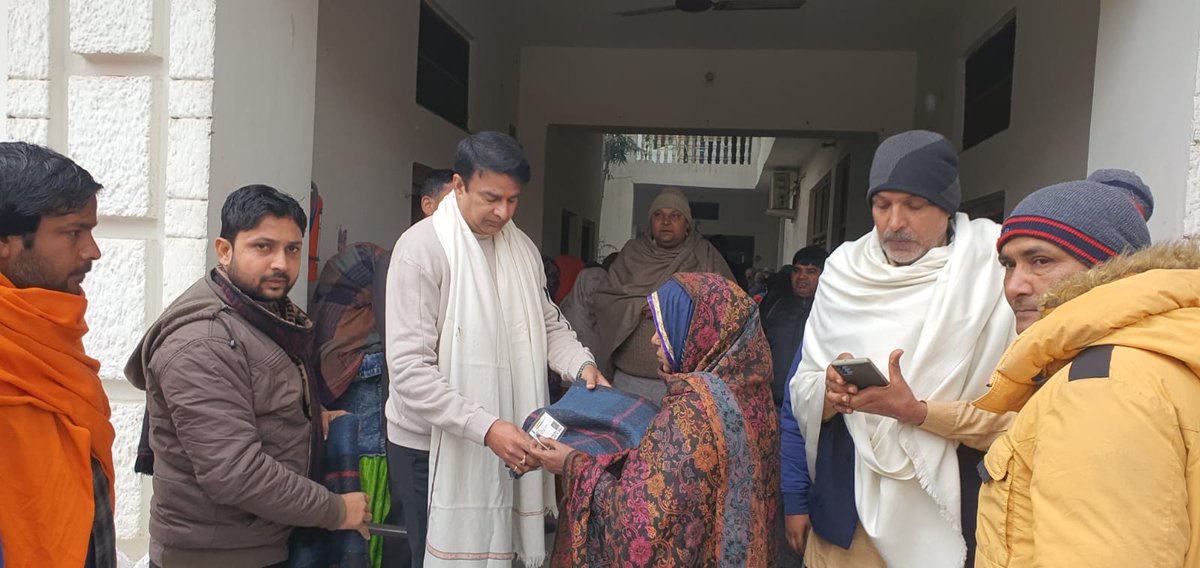 SSSSBHARAT's tweet photo. Keeping in mind the harsh winter, Hon'ble Jananayak Shri #SangeetSinghsom ji distributed blankets this morning - Sachin Khatik (SangeetSomsena)

@SangeetSomBJP @BJP4UP @sachinkhatik003 https://t.co/FgVdmPbeBh