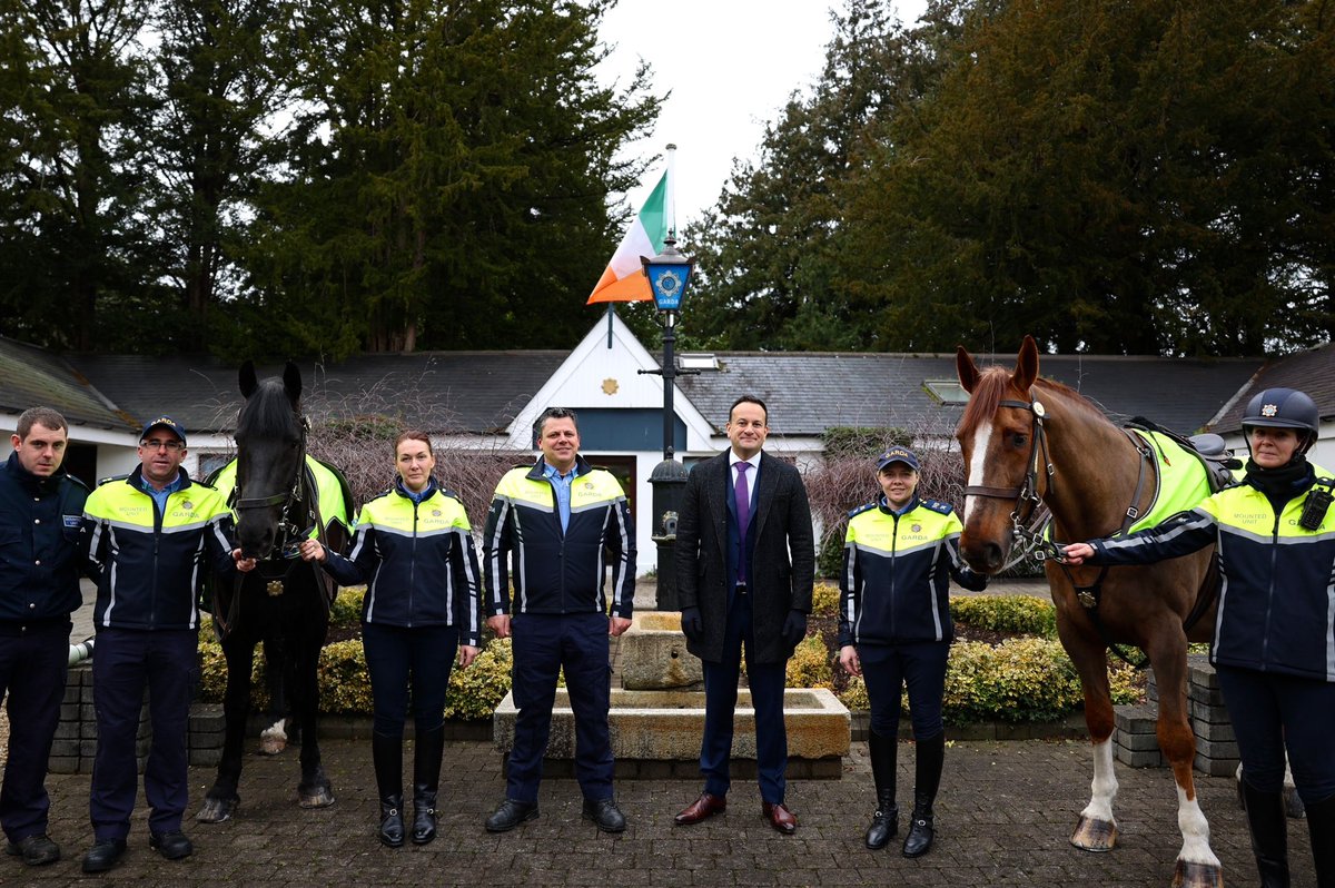 Leo Varadkar on Twitter "Great visit with the Garda Mounted Unit in Phoenix Park today. Thank