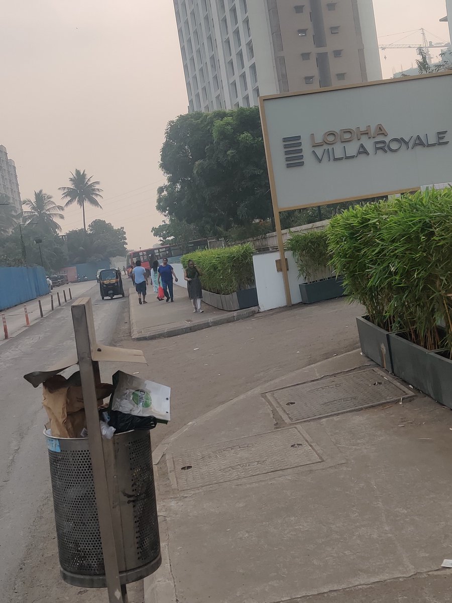 HarryOchaney's tweet photo. People are putting garbage in bins but unfortunately TMC people do not empty out in time to avoid accumulation and spreading on roads. This is prevalent in all Lodha &amp; Rustomjee areas.# TMC Action https://t.co/JcyeFY0pmw