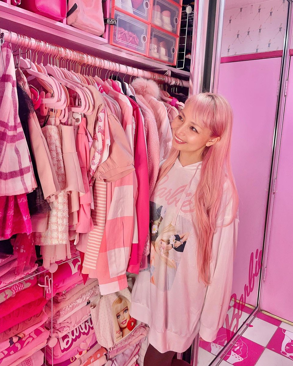 AzusaBarbie's tweet photo. Organizing my closet and doing ALL $1 START AUCTIONS on Whatnot tomorrow💖 Doing it more for fun! Please come join https://t.co/FO2G4C3DnN https://t.co/PFU6zMHmXo