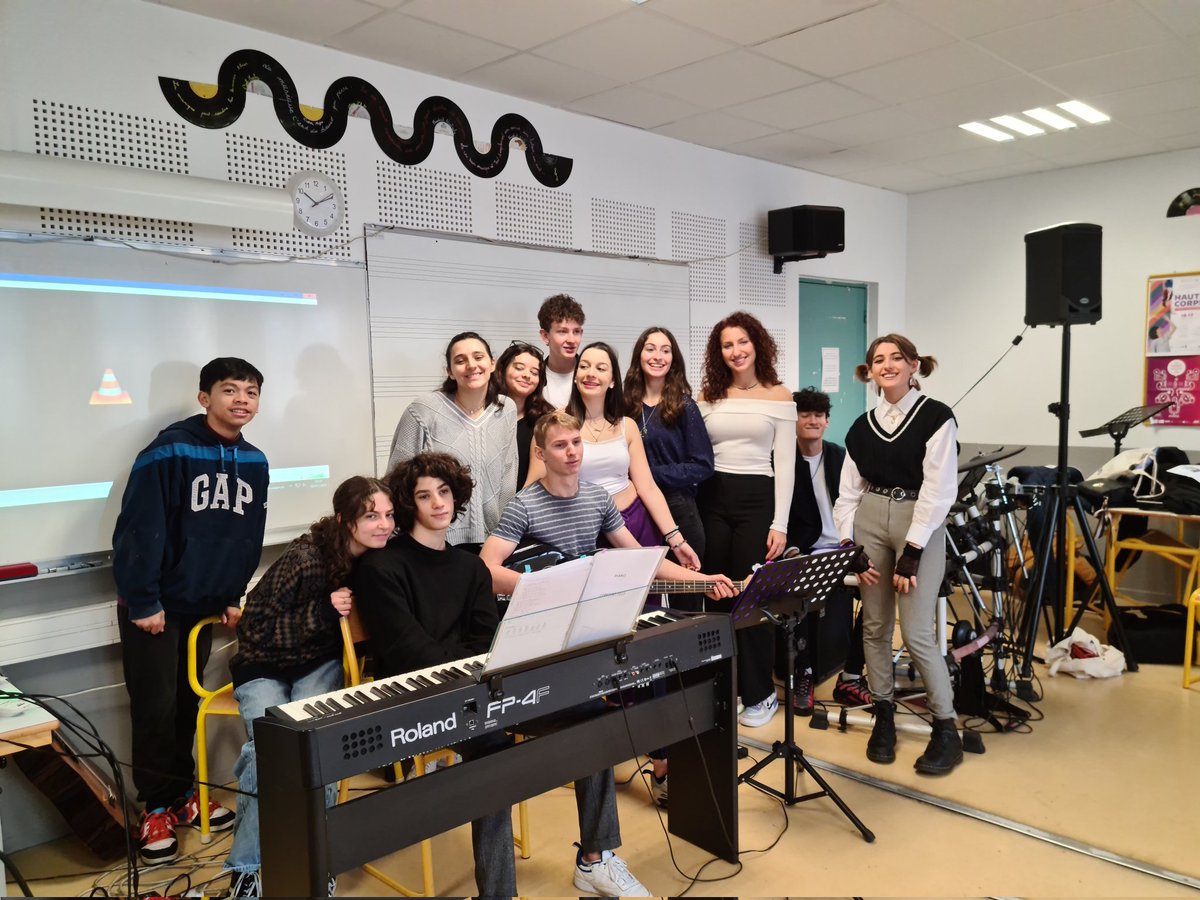 La Team musique du lycée Apollinaire au collège Matisse ...de belles rencontres..vivement lundi pour la suite 😇merci à tous 💚
