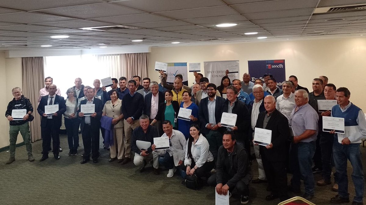 chilevalora's tweet image. ¡Felicitamos a los/as 100 conductores certificados de hoy! 

Se trata de 5 mujeres y 95 hombres de 5 líneas de Taxis Colectivos de la región del Biobío, quienes se certificaron a través de #CTRAN, con el financiamiento de @SenceBioBio